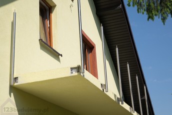 mocowanie balustrady do czoła balkonu