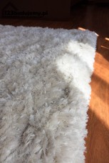 dywan shagi długowłosy w sypialni na poddaszu