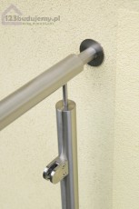 montaż aluminiowej poręczy na balkonie