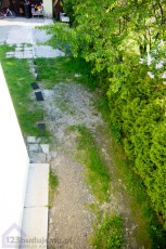 Podjazd pod balkonem