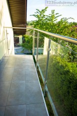 Szklana balustrada, poręcz z nierdzewki - nowoczesny balkon
