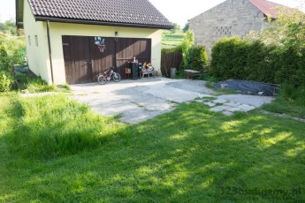 prowizoryczny podjazd przed garażem