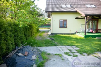 podjazd obok tarasu, teren przy domu