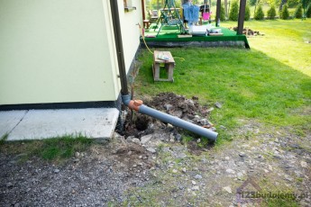 Odprowadzenie wody opadowej z rynien do studni chłonnej pod podjazdem