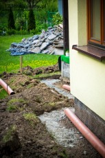 Co zrobić z deszczówką ? doprowadzić rurami z rynien do studni chłonnej