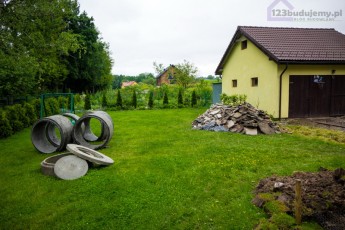 Betonowe kręgi budowa studni chłonnej na działce za domem