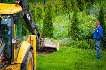 kopanie dołu na kręgi betonowe