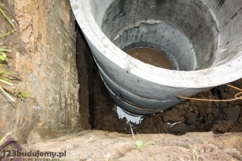 układanie kręgów betonowych w wykopie