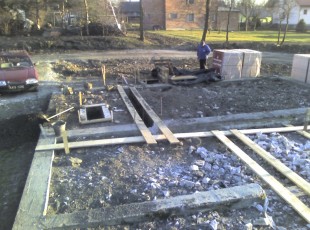 adaptacja starych fundamentów, szalowanie fundamentów