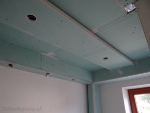 Sufit w części wc, Obniżona półka kg z halogenami