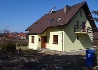 przednia elewacja domu, żywopłot z tuji