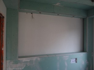 Łazienka na poddaszy, ściana z ozdobną konstrukcją z płyt kg