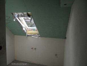 okno dachowe nad wanna asymetryczną