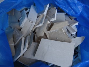 śmieci,gruz,resztki,połamane płyty kartonowo-gipsowe