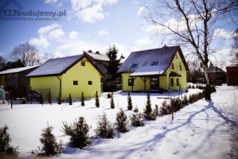 Widok na dom i garaż z alejki