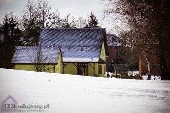 Widok domu zza wzgórza