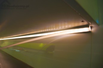 nowoczesna aranżacja łazienki gra światła, projekt oświetlenie łazienki