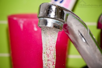 Mamy bardzo twardą wodę, kamień osadza się na wszystkim