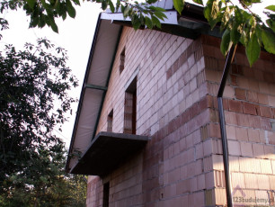 Balkon nad podjazdem