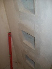 półki pod prysznicem w ścianie