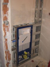 zabudowa rury kanalizacyjnej w łazience, ukrycie rury, kartongipsem, regipsem