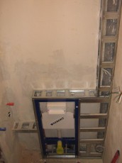 zabudowa stelaża i półki ozdobne nad wc