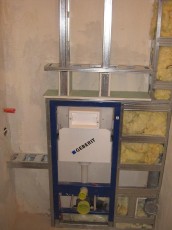 szkielet, stelaż zabudowy półki z oświetleniem nad stelażem, ukrycie rur, wygłuszenie