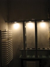 oświetlenie halogenowe nad stelażem wc, praktyczne półki w łazience