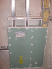 półki z kartongipsu w łazience nad stelażem wc, muszla klozetowa