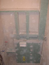 półki z kg nad wc z lustrem