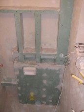 półki z oświetleniem nad muszlą wc podwieszanego