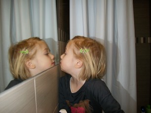 zuzia w łazience na parterze przed lustrem