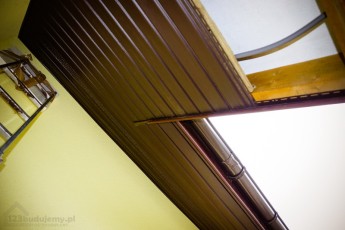 brązowa podbitka dachowa