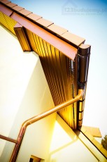 Panele podsufitki należy przyciąć na odpowiedni wymiar i rozpocząć montaż wsuwając je w listwy startowe