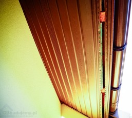 Podbitkę z PVC układa się na drewnianym ruszcie, podobnie jak panele dekoracyjne