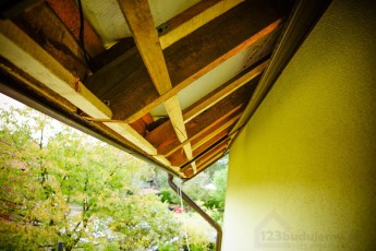 nie wymaga odnawiania ani malowania, jej konserwacja ogranicza się do umycia paneli wodą