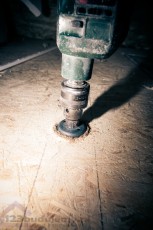 wiercenie przez krokiew na poddaszy montaż hustawki