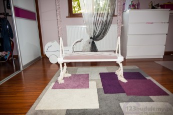 huśtawka artearia w pokoju dziecka na poddaszu