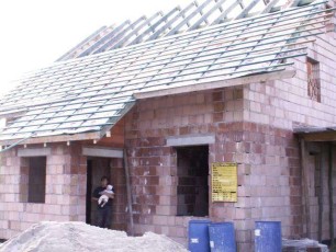 Dach od frontu, zadaszenie wiatrołapu, okap nad wejściem