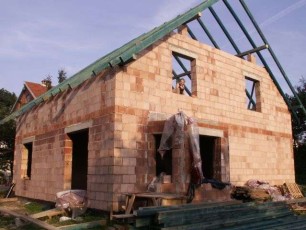 Widać już konstrukcję dachu