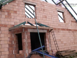 konstrukcja daszku nad wykuszem