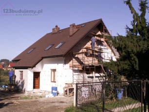 Rusztowanie warszawskie nad balkonem