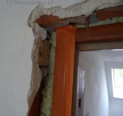 jak obrobić futryny drzwi na ścianie