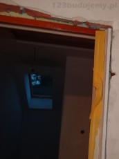 obróbka zamontowanych drzwi, narożniki futryny szalety drzwiowe