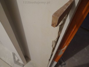 obróbka drzwi przy ościeżnicach