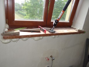 montaż parapetów na piance montażowej