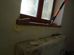 osadzanie parapetów na piance montażoowej
