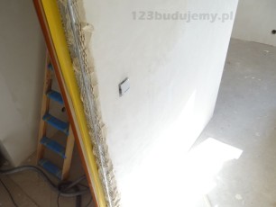 przed obróbką ościeżnic należy zabezpieczyć drzwi taśmą maskującą  pcv