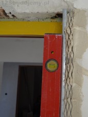 osadzanie narożników tynkarskich przy ościeżnicach