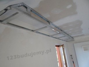 gzyms ozdobny pod sufitem z profili cd i ud, półka z regipsu